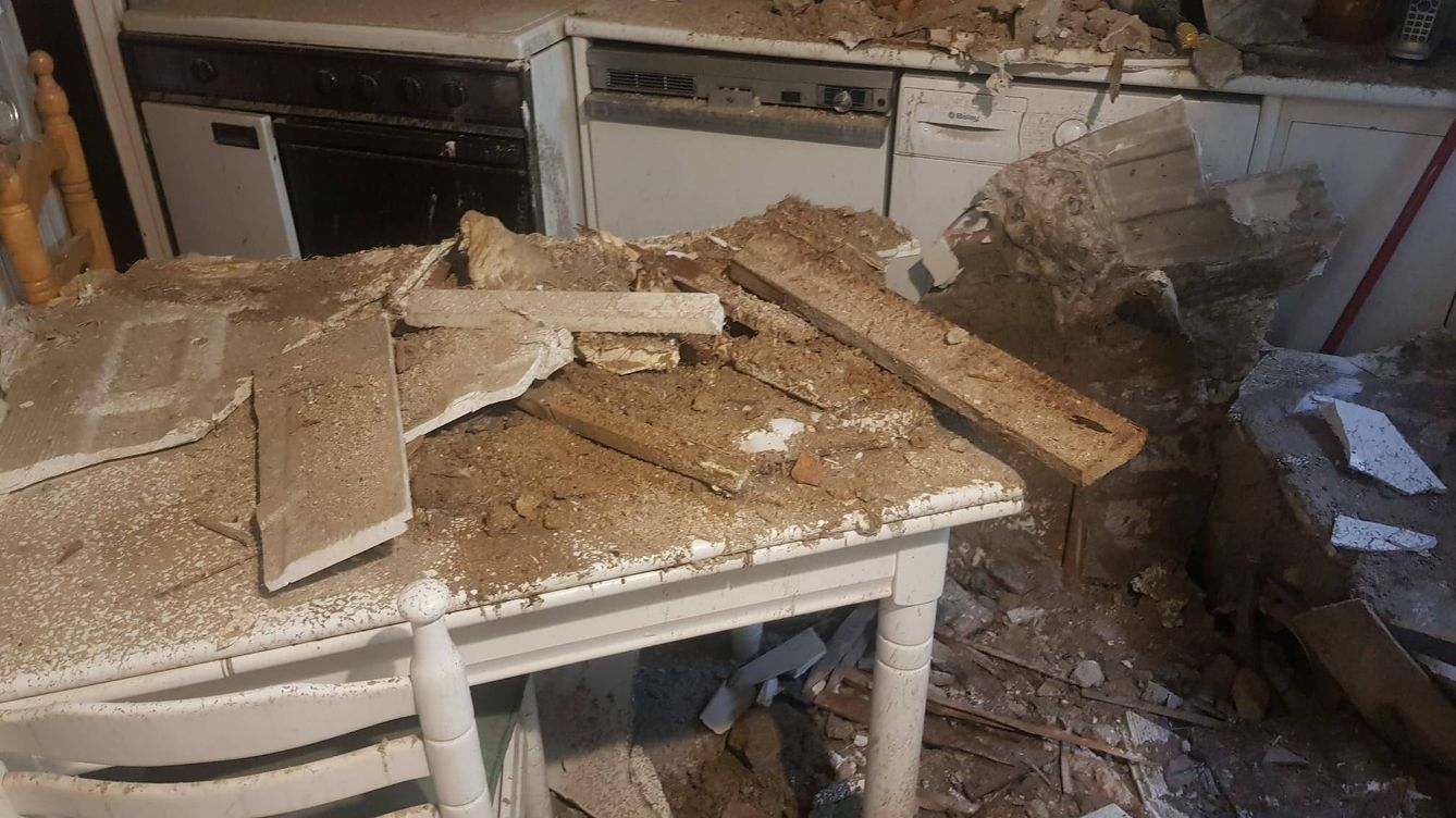 Foto: Así quedó la cocina de la madre de Mercedes tras las obras en el tejado que organizaron los propietarios y la inquilina no autorizó. 