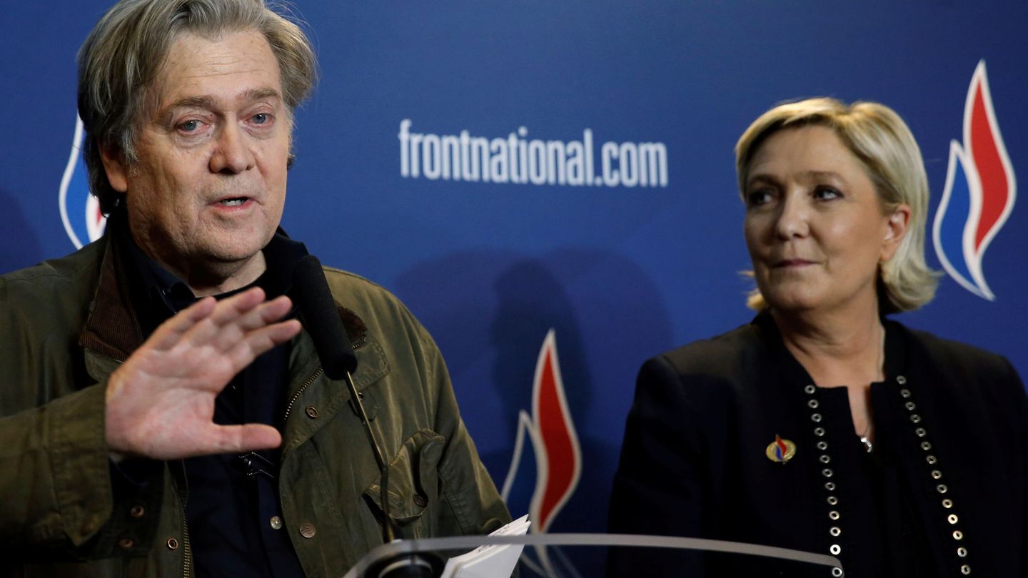 Marine Le Pen y Steve Bannon durante una rueda de prensa en la convención anual del Frente nacional, en Lille. (Reuters)