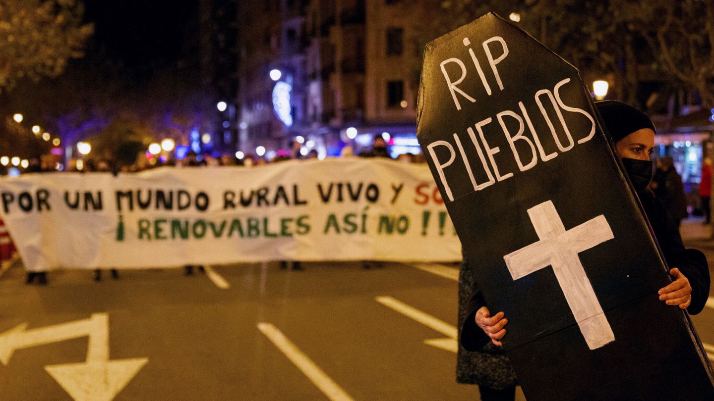 Manifestación en Logroño contra los megaparques eólicos y fotovoltaicos. (EFE/R. Manzanares)