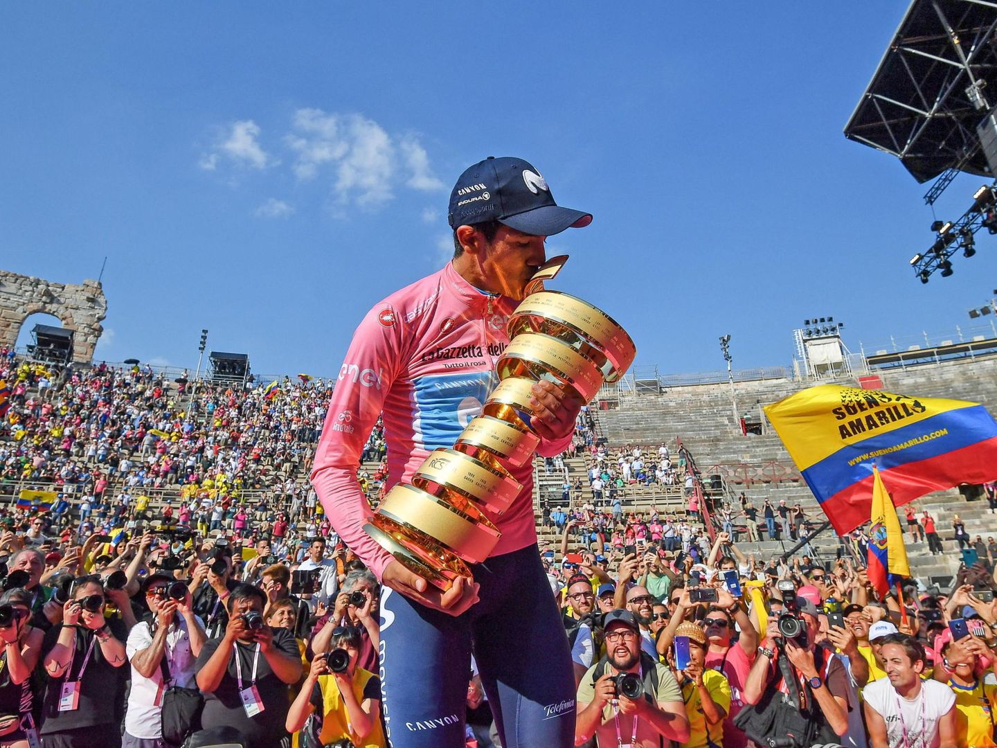 La marcha del campeón del Giro, Richard Carapaz, desató la enfrentamiento. (EFE)