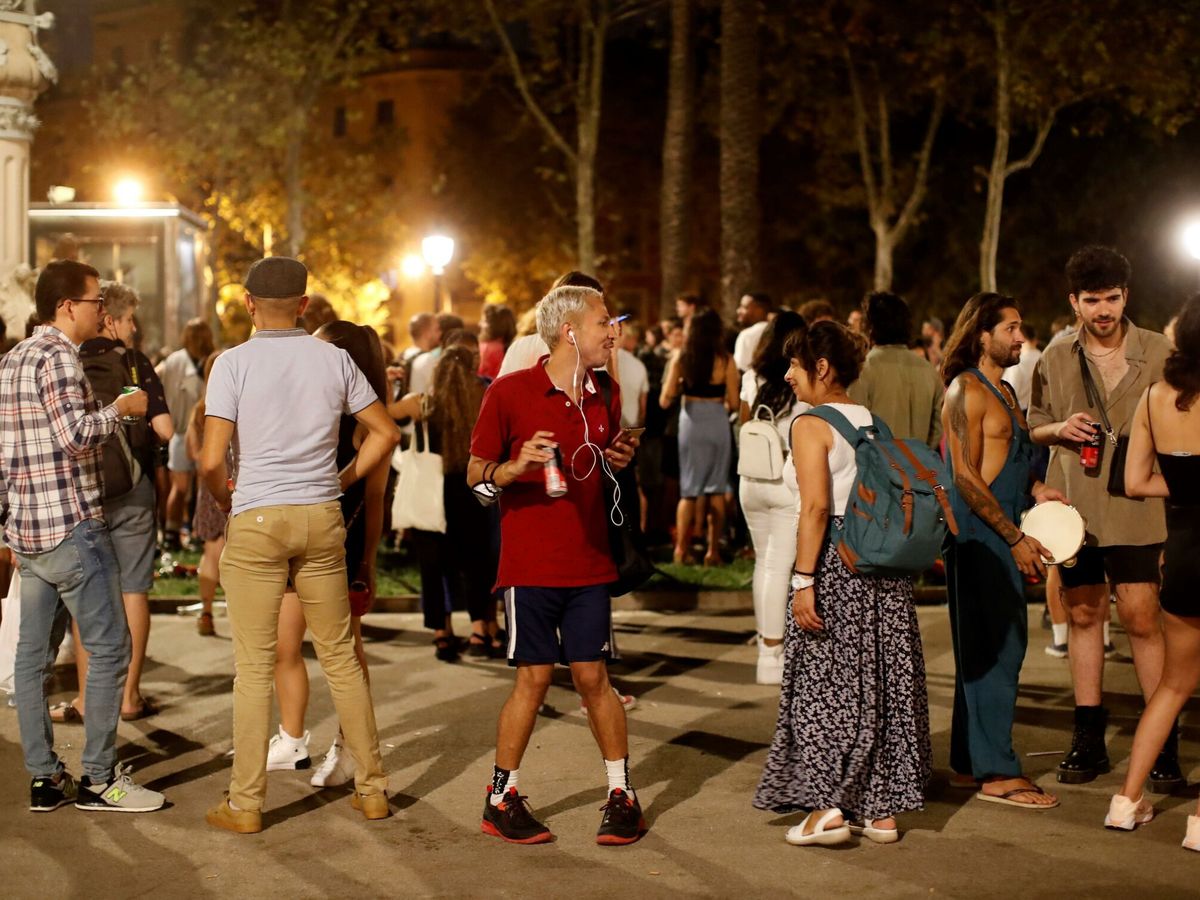 Foto: El ruido de bares, discotecas y botellones molesta a los vecinos (EFE/Marta Pérez)