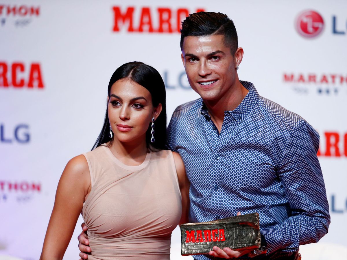 Foto: Cristiano y Georgina, en una entrega de premios. (Reuters/Juan Medina)