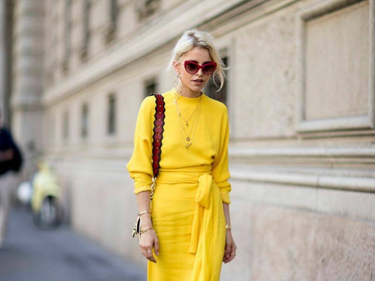 Descubre qué trucos hay para combinar un vestido amarillo