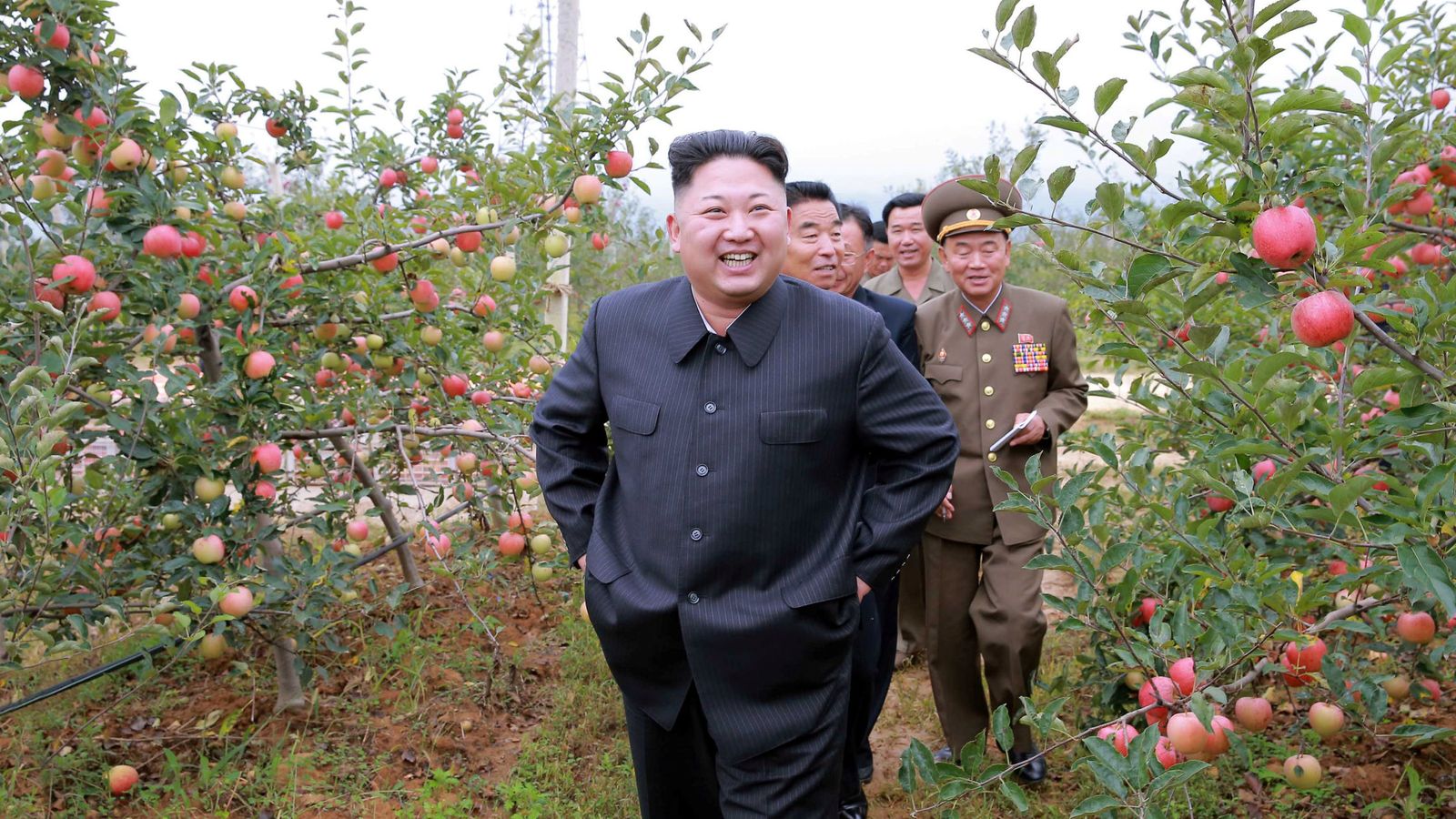 Foto: kim Jong-un durante una visita a una granja, en una imagen distribuida por el Gobierno norcoreano (Reuters).