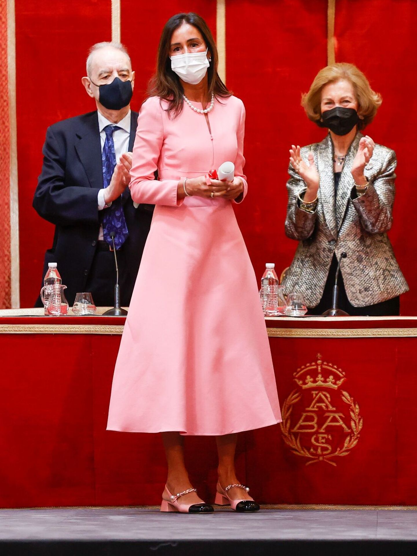 La Reina, entregando a Felipa Jove su premio. (EFE/Chema Moya)