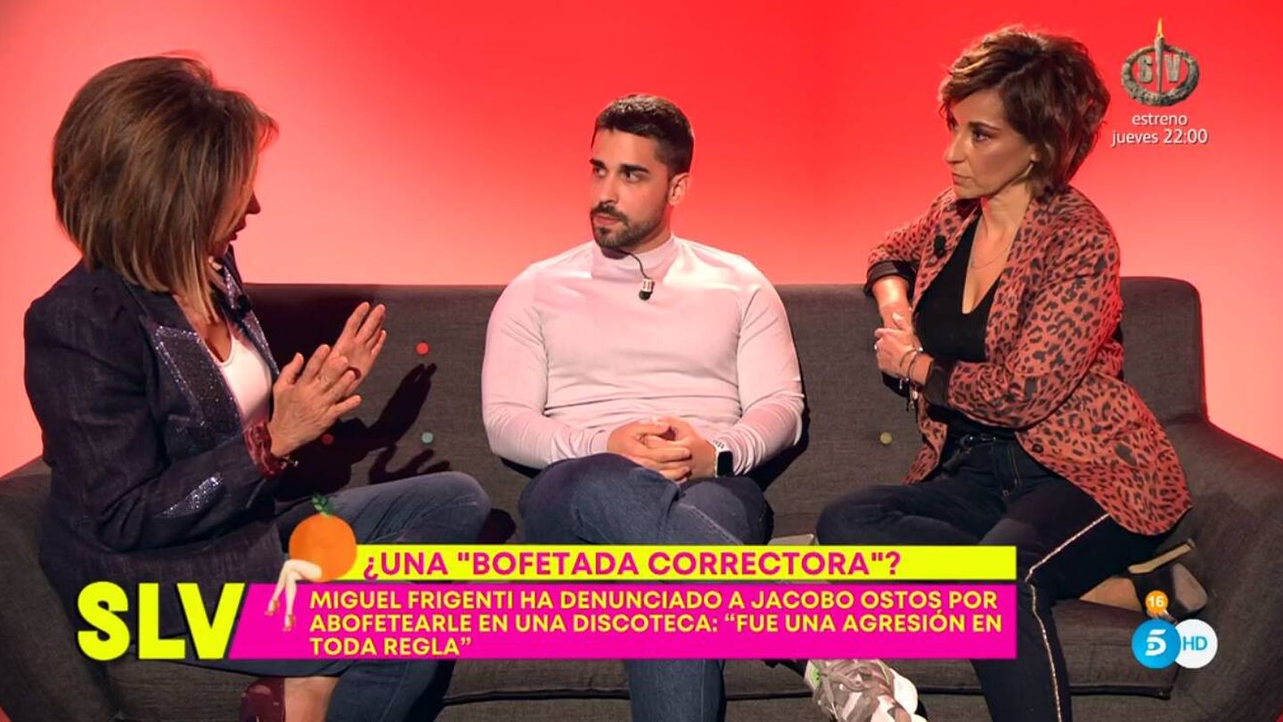 Las presentadoras María Patiño y Adela González junto a Miguel Frigenti. (Mediaset)