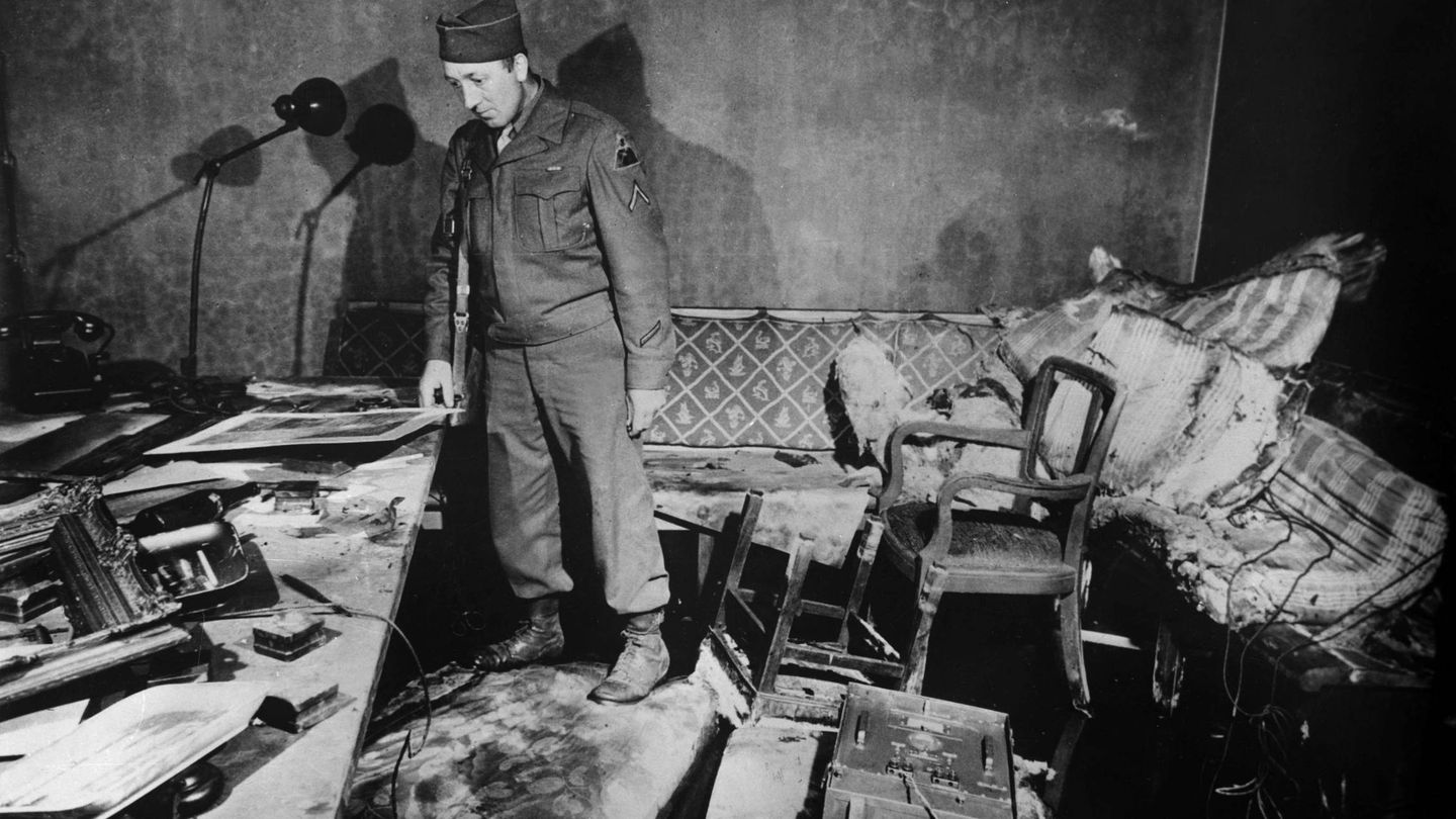 Un soldado inspecciona los restos del búnker de Hitler. (Cordon Press)