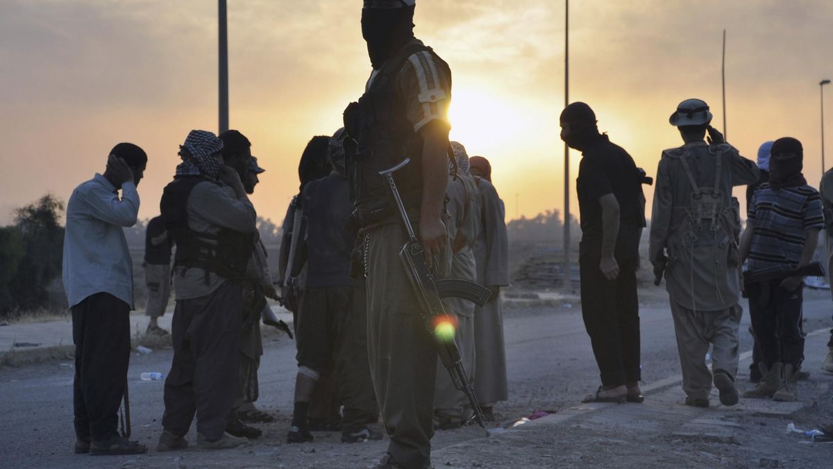 Esta es la guerrilla que golpea al ISIS en la capital del 'Califato'