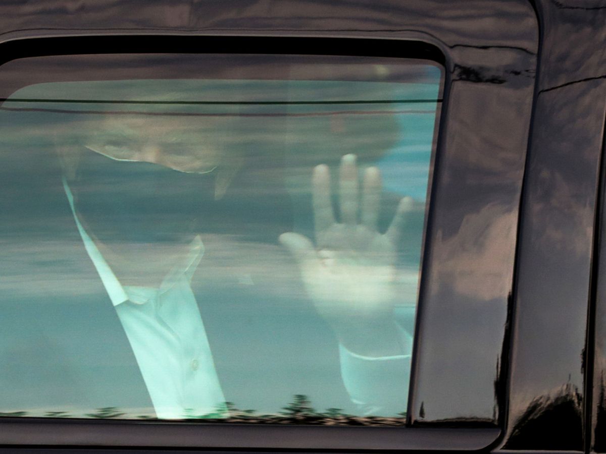 Foto: Donald Trump saluda desde el coche. (Reuters)