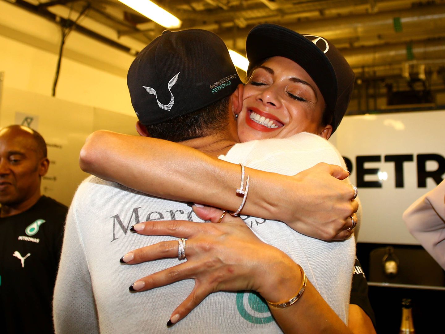 La pareja, celebrando uno de los mundiales del piloto. (Getty)
