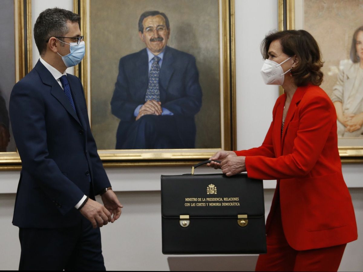 Foto: El nuevo ministro de la Presidencia, Félix Bolaños, recibe la cartera ministerial de manos de su antecesora en el cargo, Carmen Calvo. (EFE)