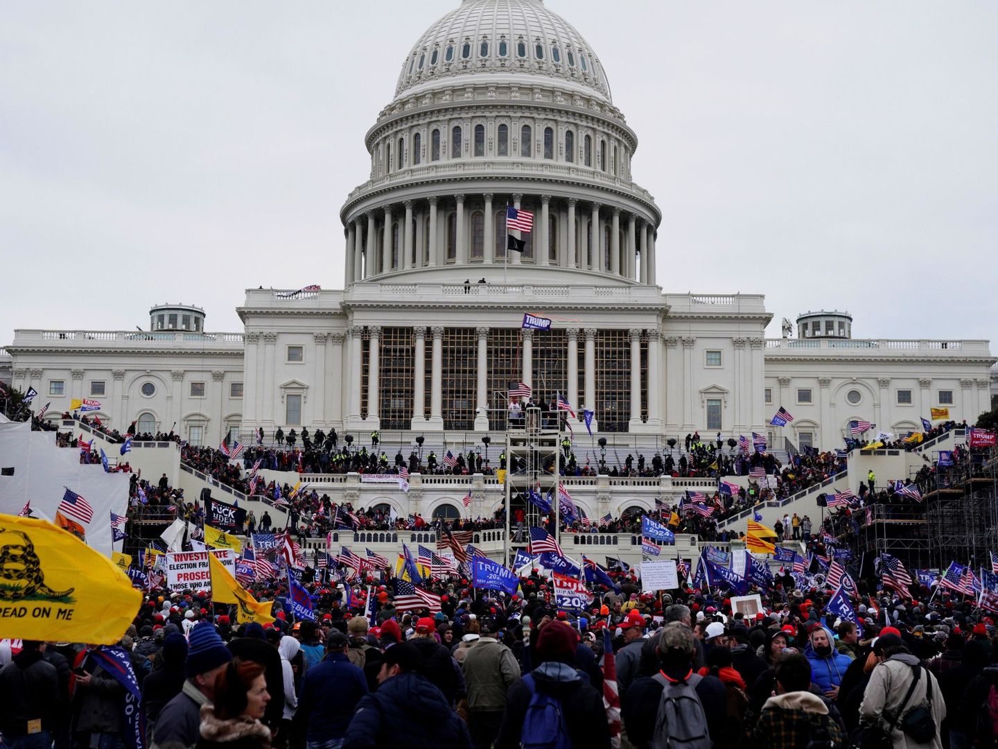 Manifestantes, frente al Capitolio. (Reuters)