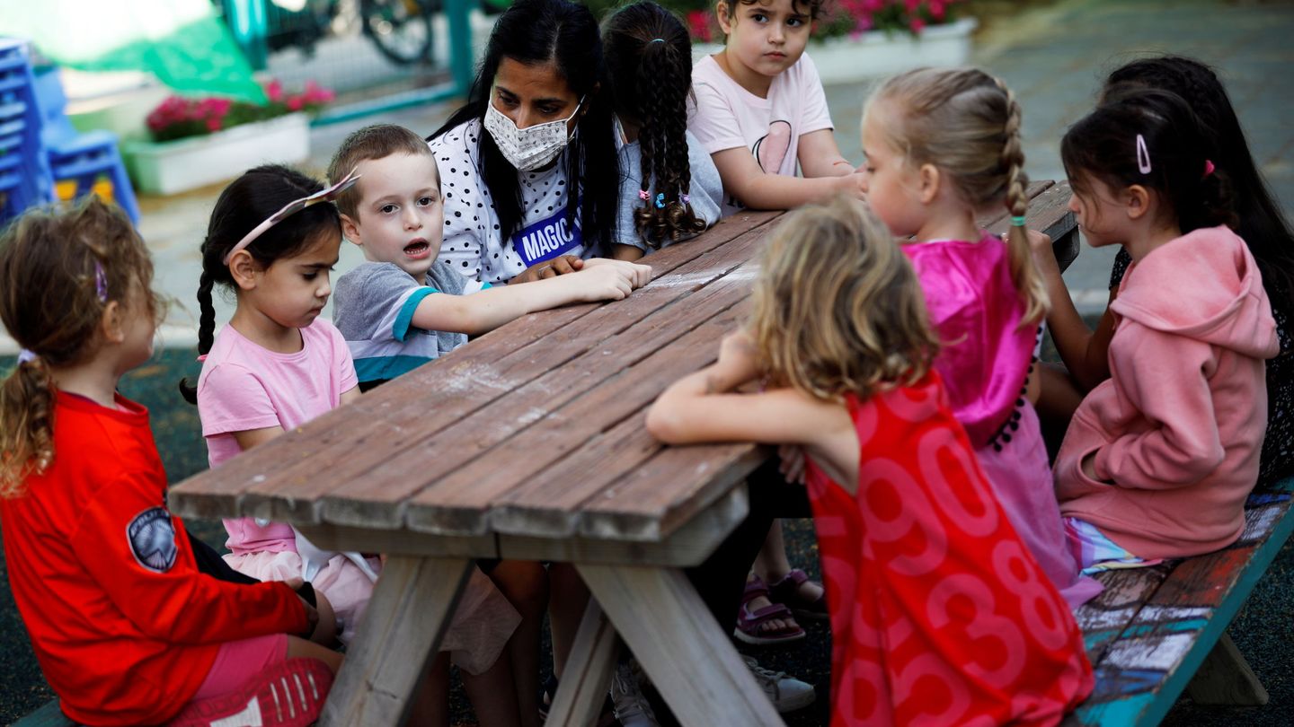 Niños de preescolar, en un colegio de Tel Aviv antes de regresar al confinamiento. (Reuters)