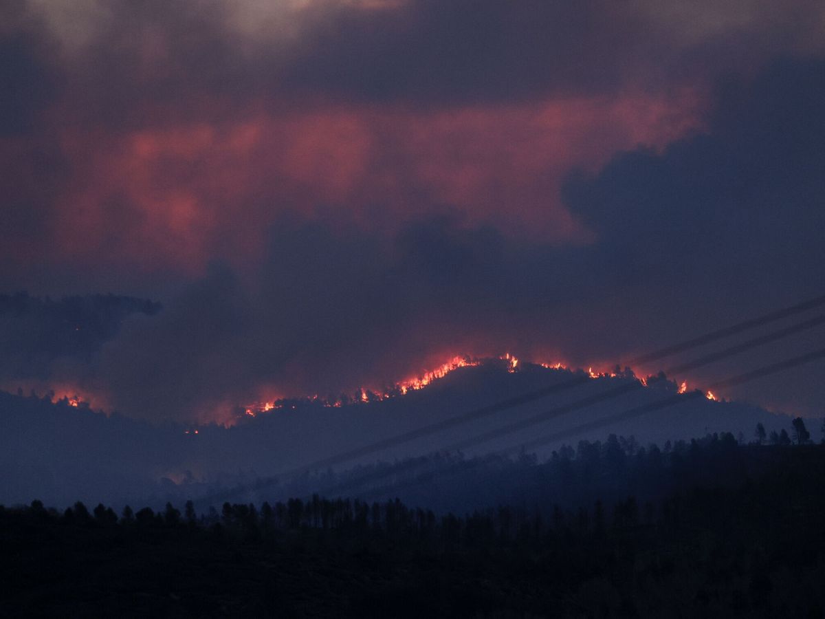 Foto: Imagen del incendio forestal declarado en Villanueva de Viver, entre Castellón y Teruel (EFE/Manuel Bruque)