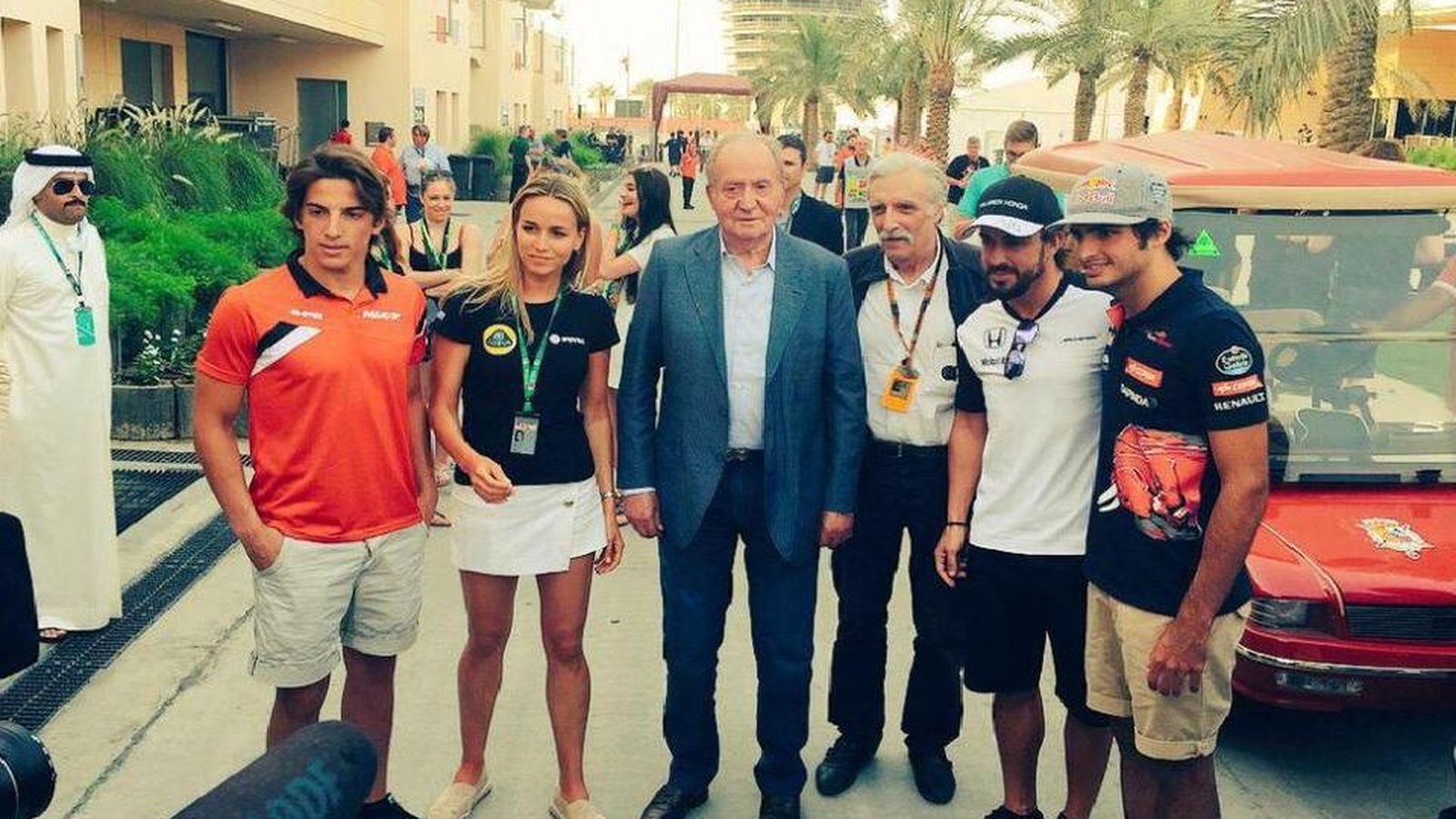 Foto: Don Juan Carlos y los pilotos automáticos en Bahréin (EFE)