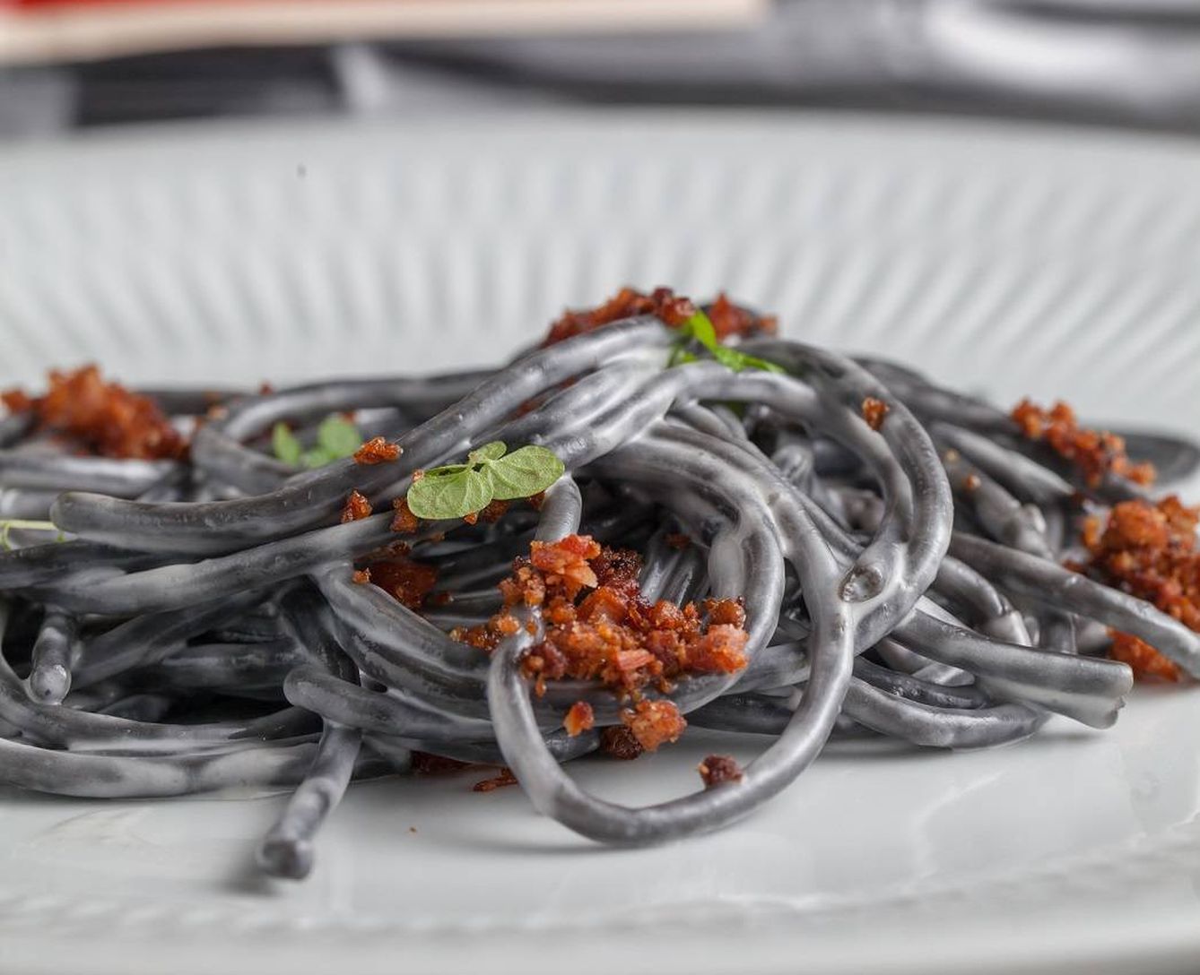 Spaghetti nero di seppia Garofalo a la carbonara de ostras, de Ángel León. (Massimiliano Polles)