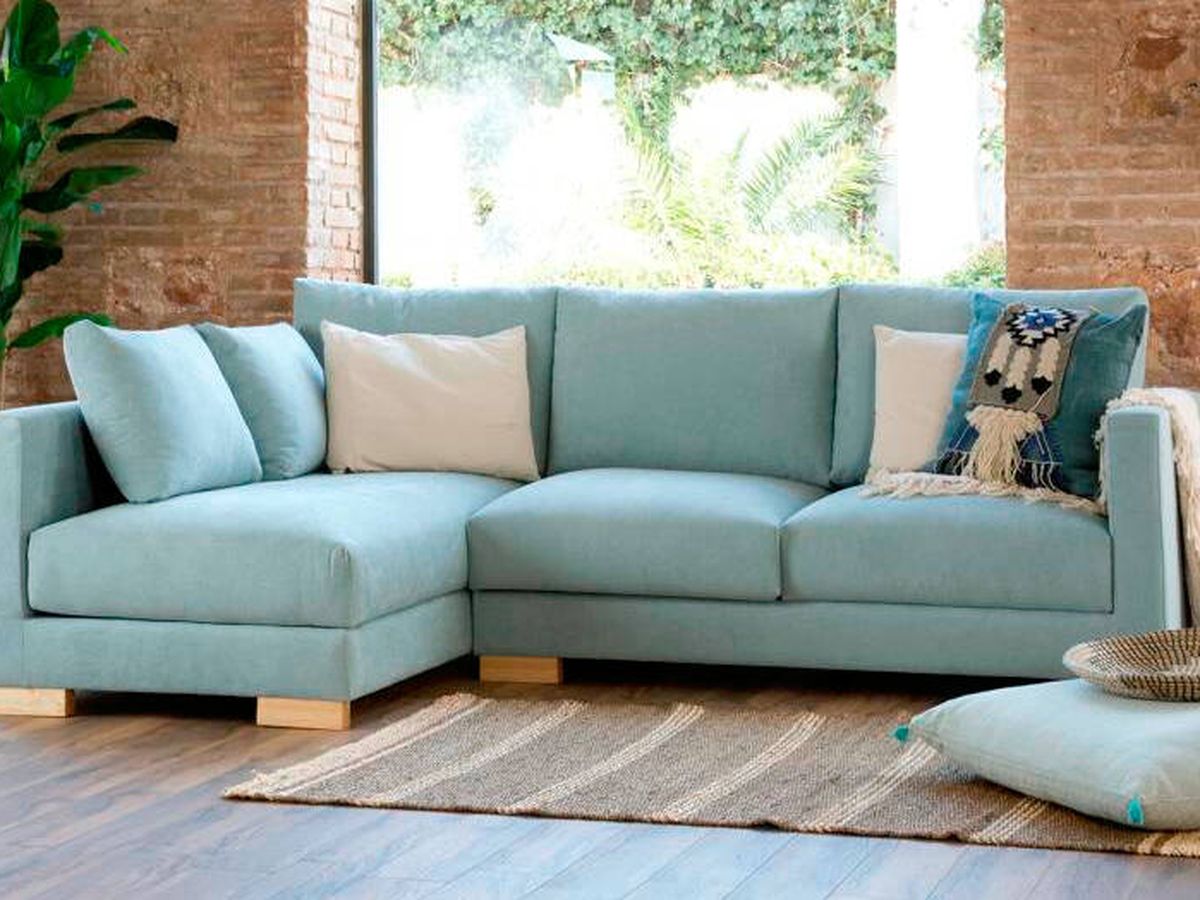 Foto: Minimalistas, coloridos y cómodos, así son los sofás del momento. (Cortesía/Banak Importa)