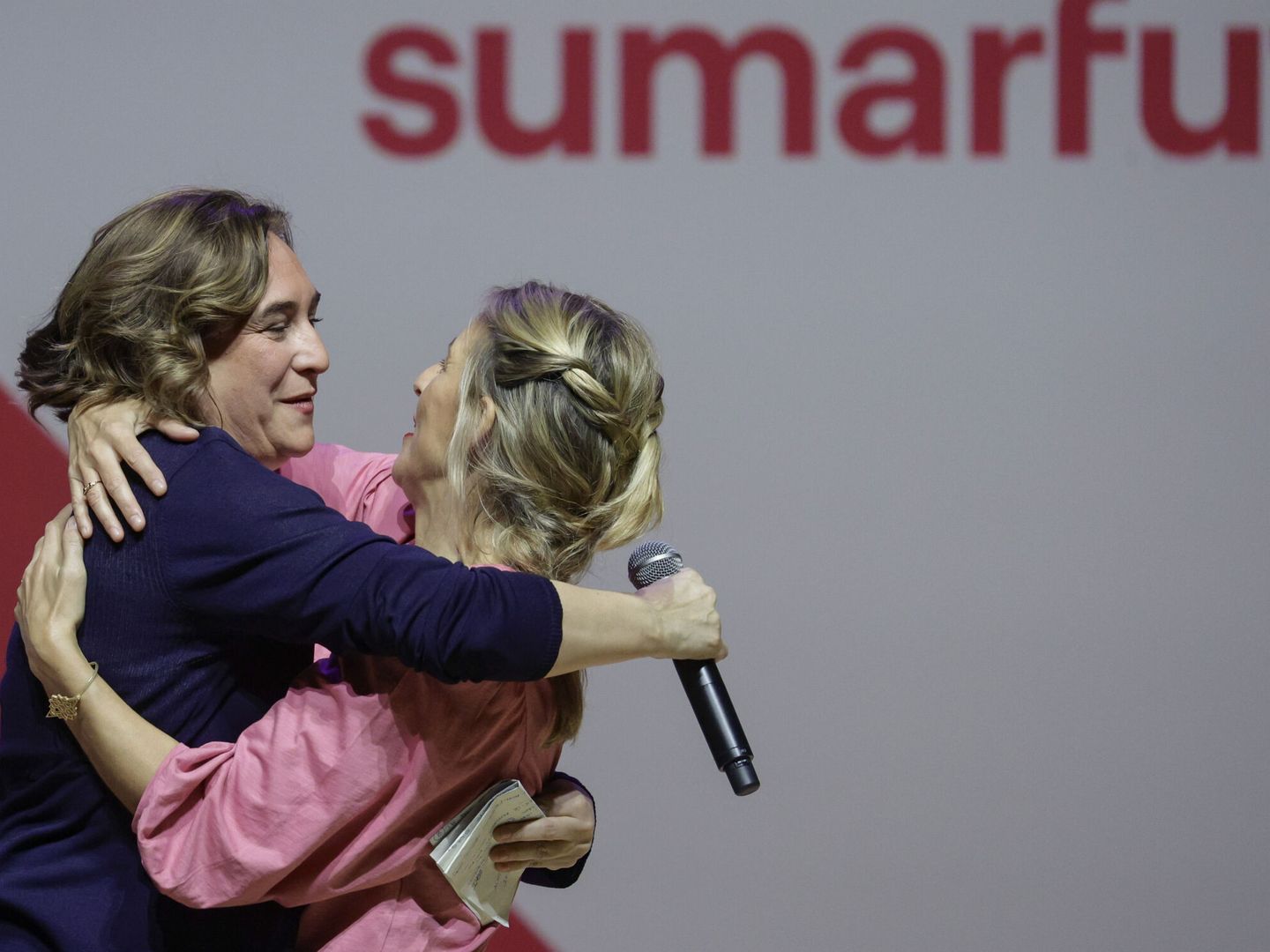 Ada Colau y Yolanda Díaz se abrazan en un acto de Sumar. (EFE)