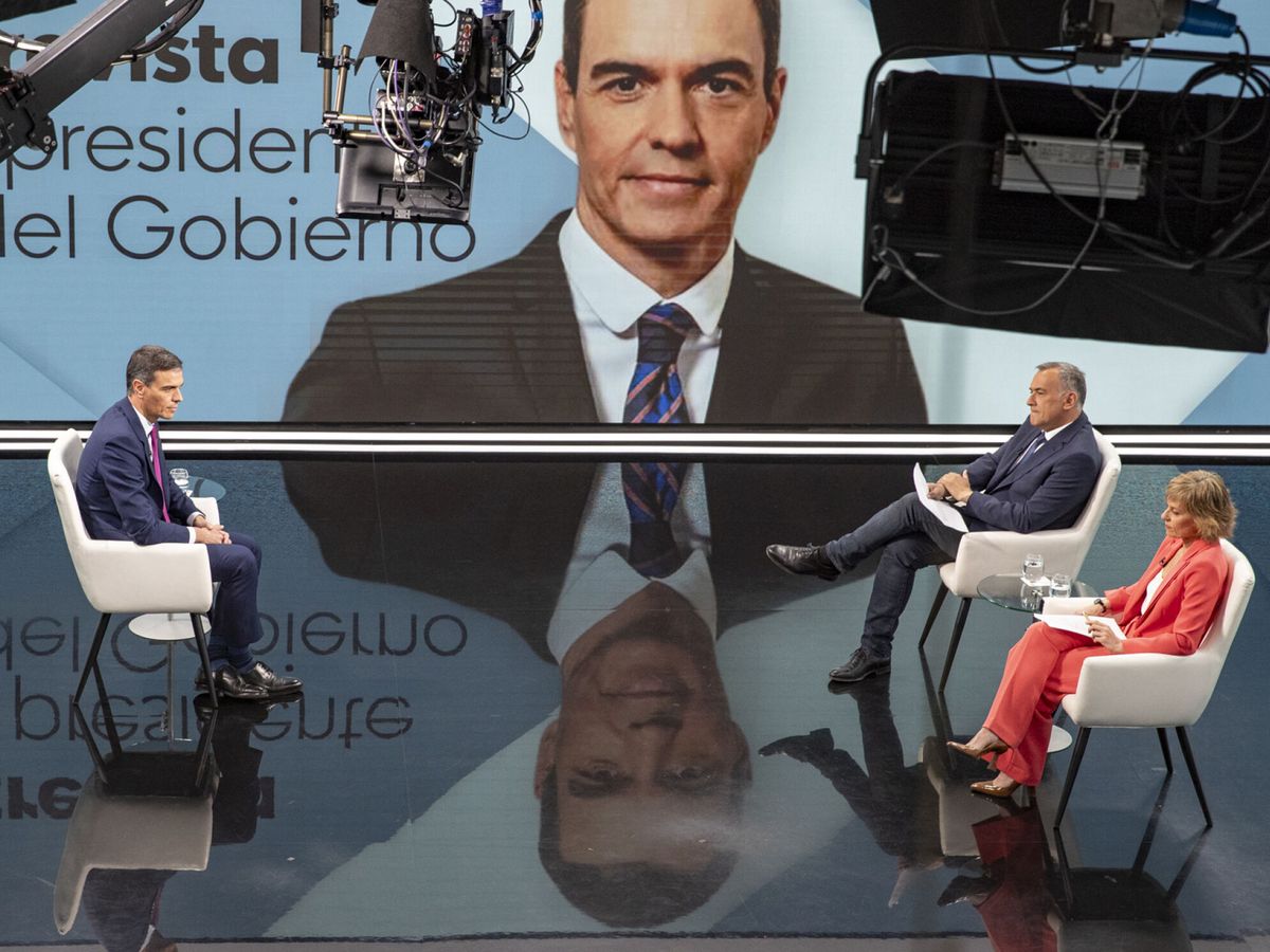 Foto: El presidente del Gobierno, Pedro Sánchez (i), durante la entrevista que concedió a Televisión Española. (EFE/RTVE)
