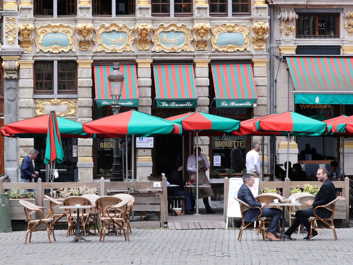 Foto: Todos los bares de Bruselas cerrarán durante un mes, incluso los que tienen terraza (Reuters/Yves Herman)