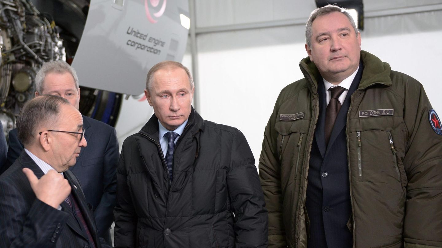 Dimitri Rogozin (derecha) junto a Putin.(EFE)