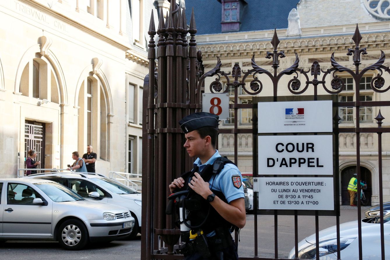 Gendarmes custodian la entrada del Tribunal de Apelación de Dijon, en junio de 2017. (Reuters)
