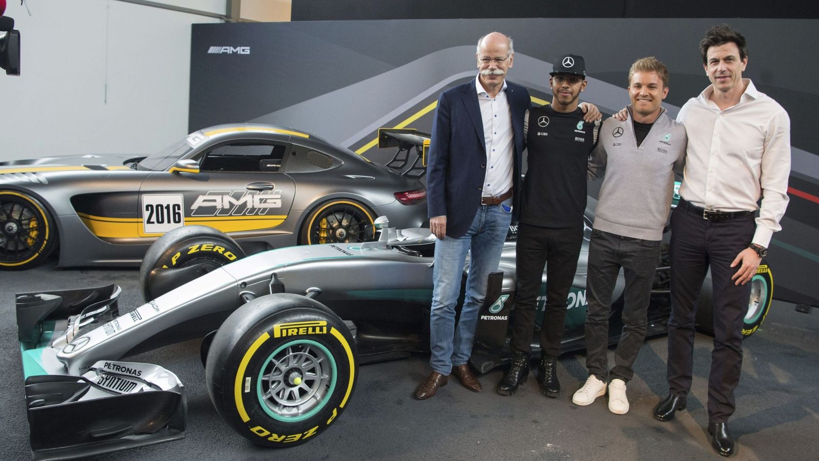 Foto: Dieter Zetsche (i), posa junto a Lewis Hamilton (2-i), Nico Rosberg (2-d), y el jefe de Mercedes Motorsport, Toto Wolff.