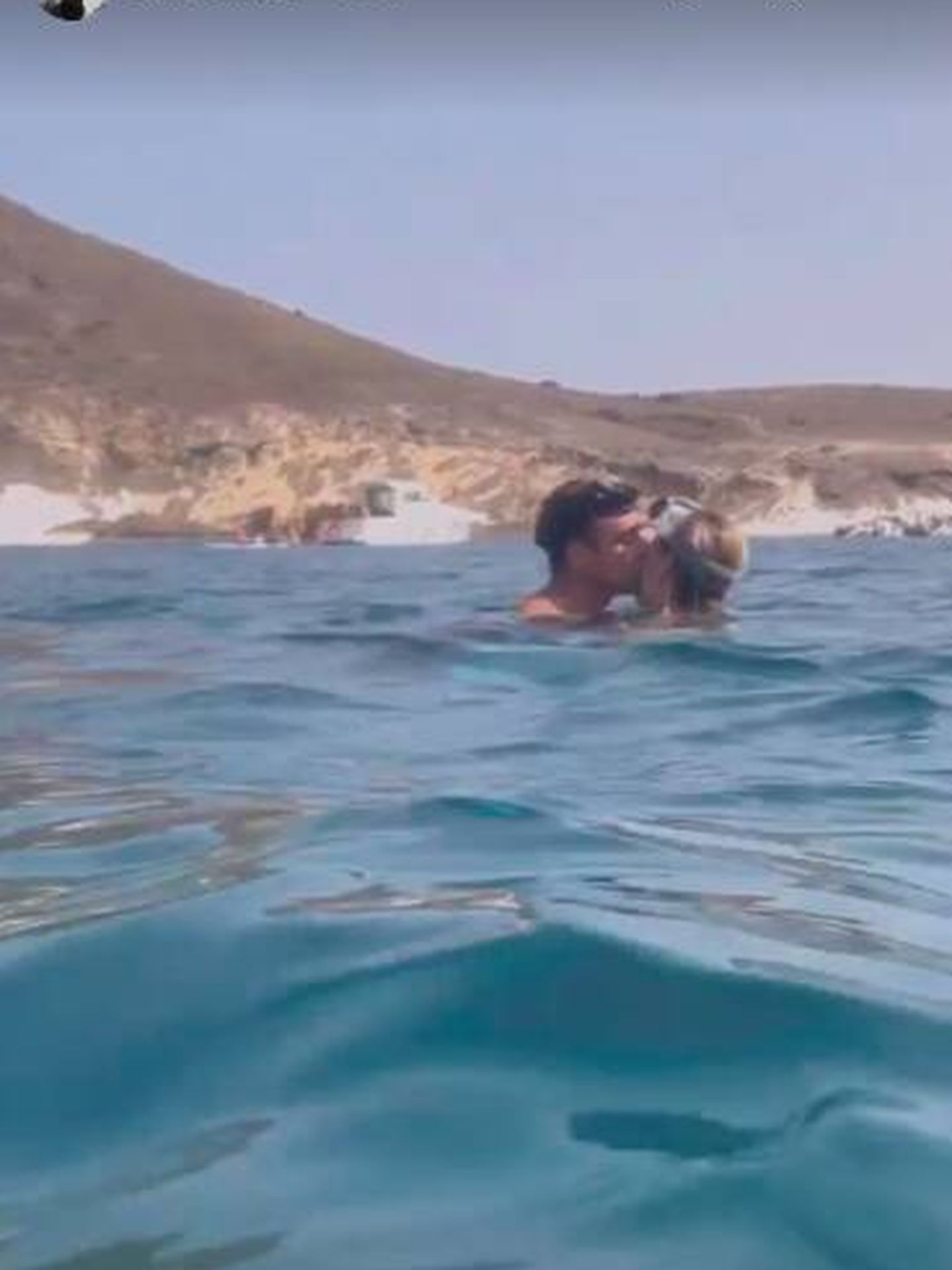 Enrique, Ana y el beso marino. (Instagram/@anasoria.7)