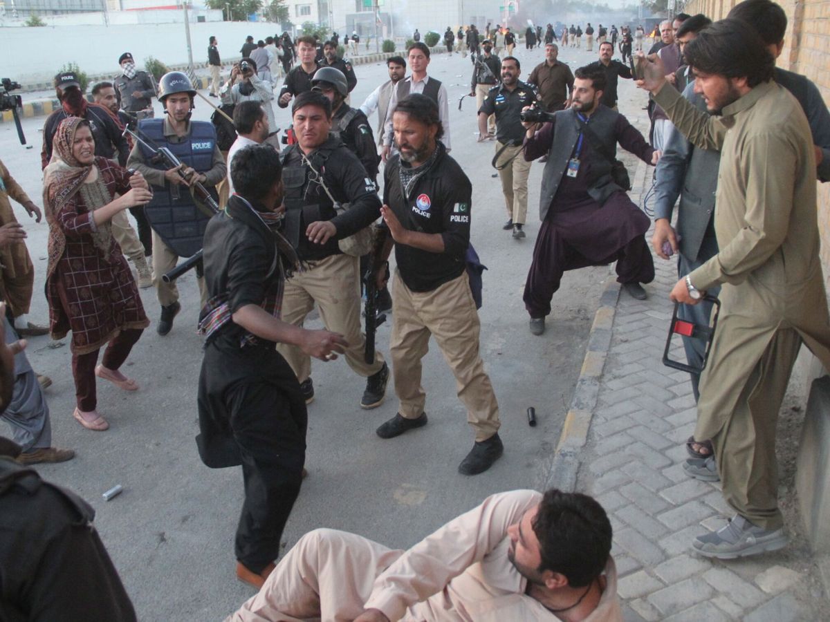 Foto: Seguidores del ex primer ministro paquistaní Imran Khan se enfrentan a la policía durante una protesta contra la detención de Khan. (EFE / Jamal Taraqai)