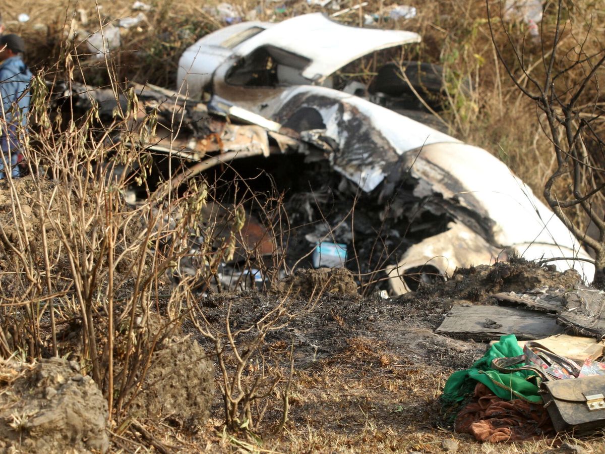 Foto: Imagen de archivo de un accidente aéreo en Nepal. (EFE/Bijaya Neupane)