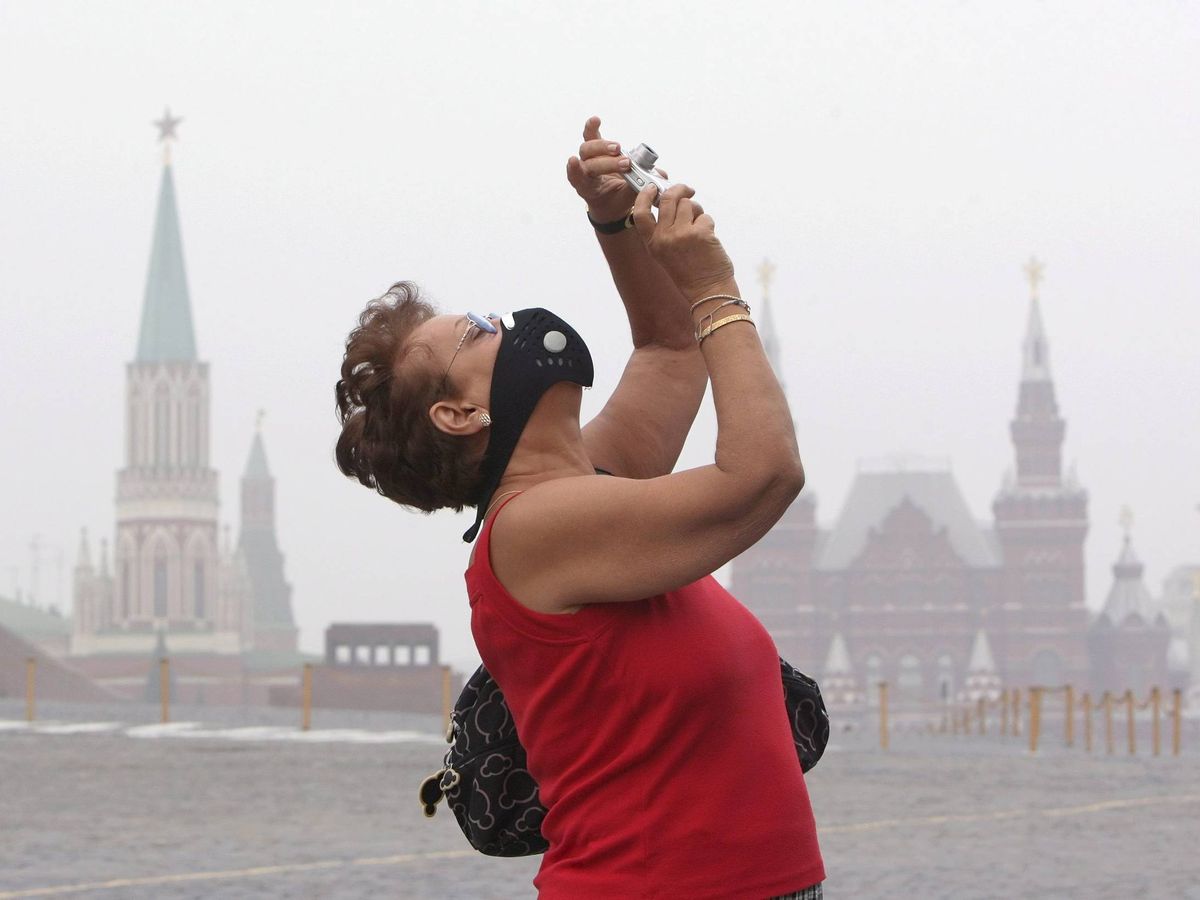 Foto: Una turista, en la Plaza Roja de Moscú. (EFE/Sergei Chirikov)
