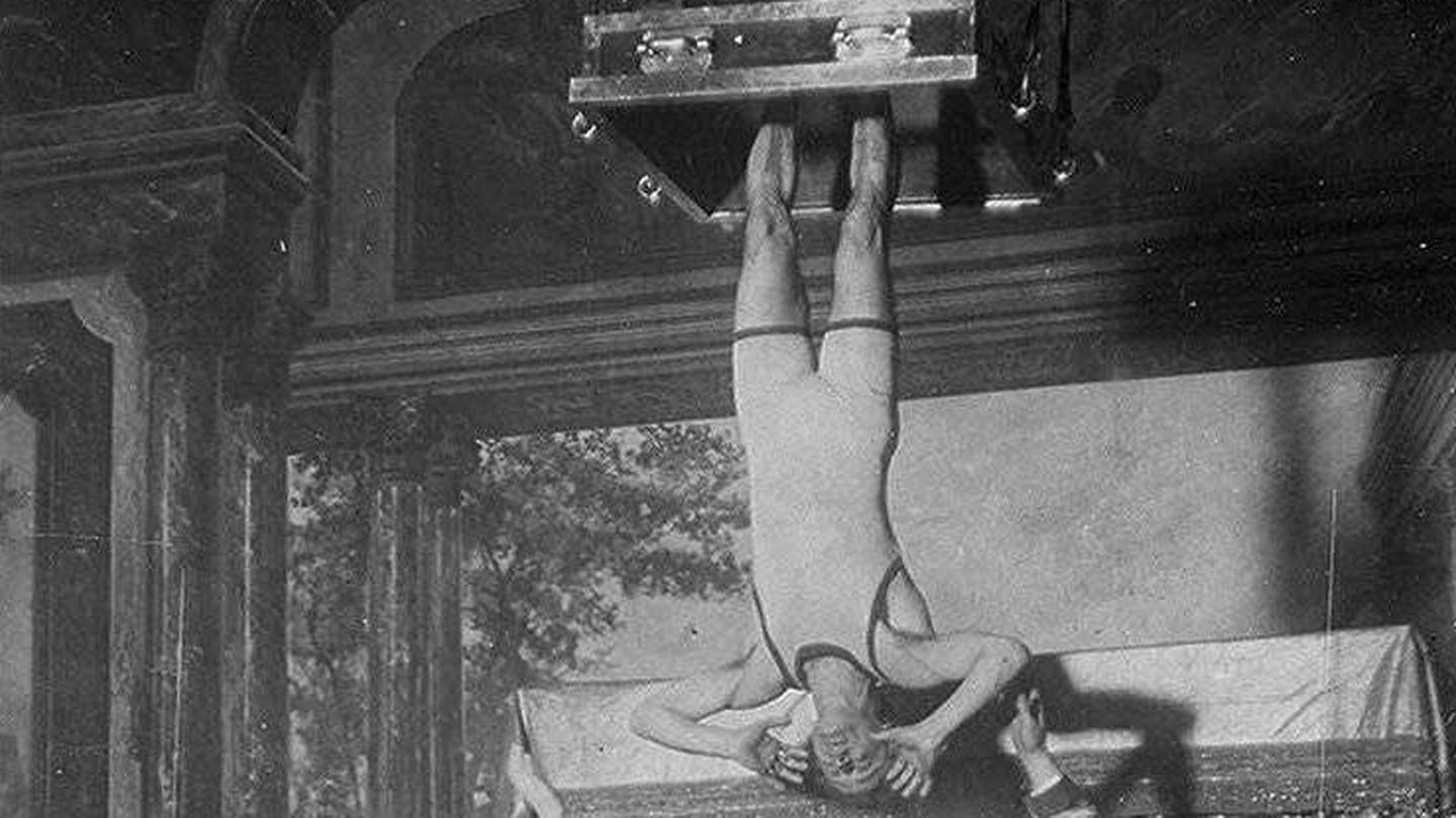Harry Houdini tardó varios años en llevar la celda de tortura acuática a los escenarios por la complejidad del truco (Wikimedia)