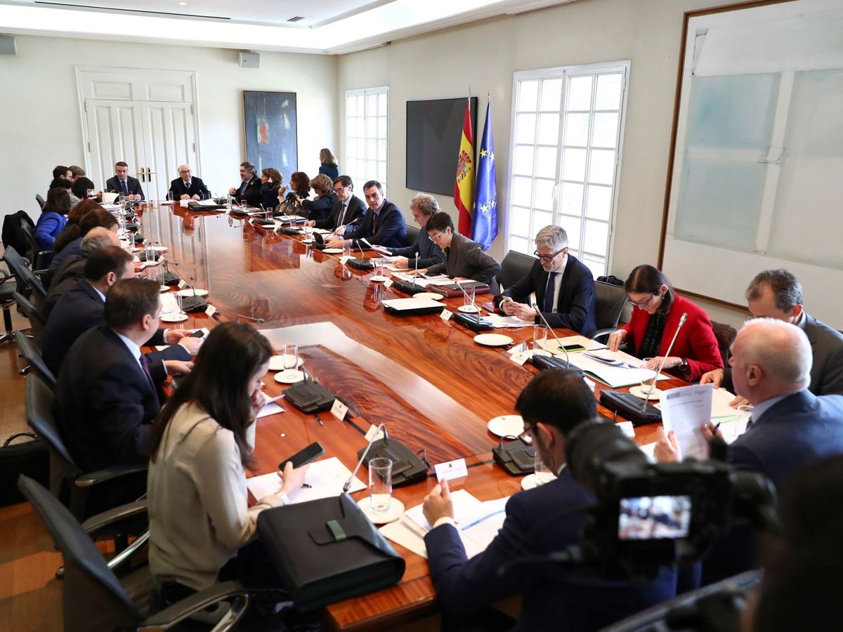 Foto: Reunión de la comisión interministerial de seguimiento del coronavirus, presidida por Pedro Sánchez, en la Moncloa. (Fernando Calvo | Moncloa)
