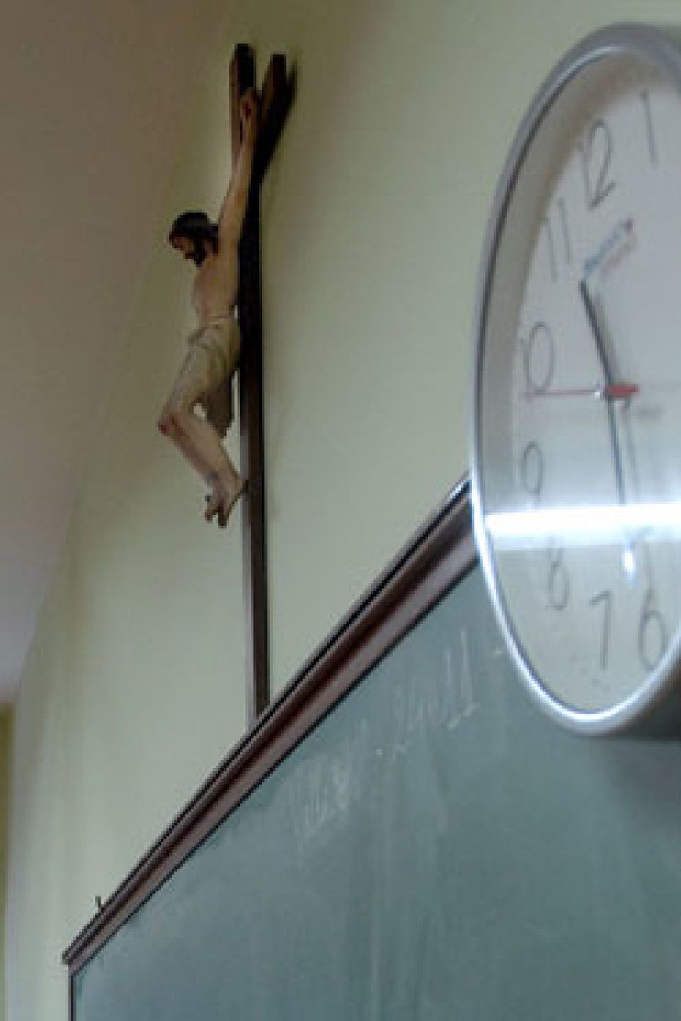 Foto: Retiran los crucifijos de un colegio de Almendralejo por la demanda de un padre