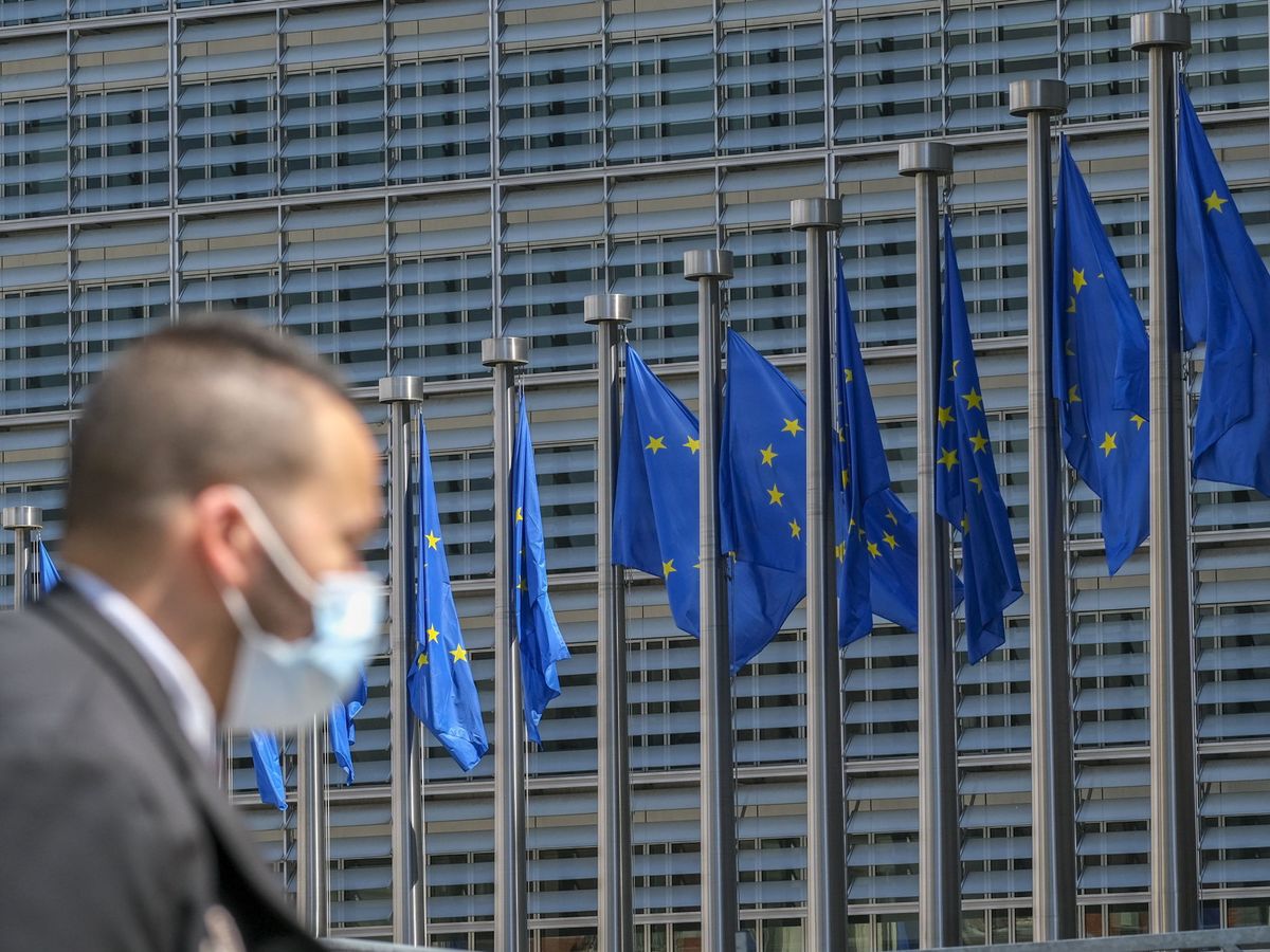 Foto: Una persona pasa frente a la entrada de la Comisión Europea. (EFE)