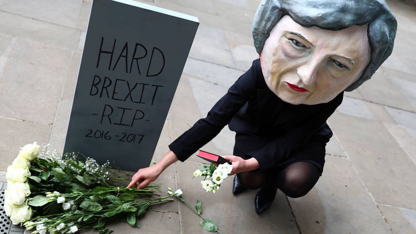 Un manifestante con una máscara de Theresa May posa fuera de Downing Street. (Reuters)