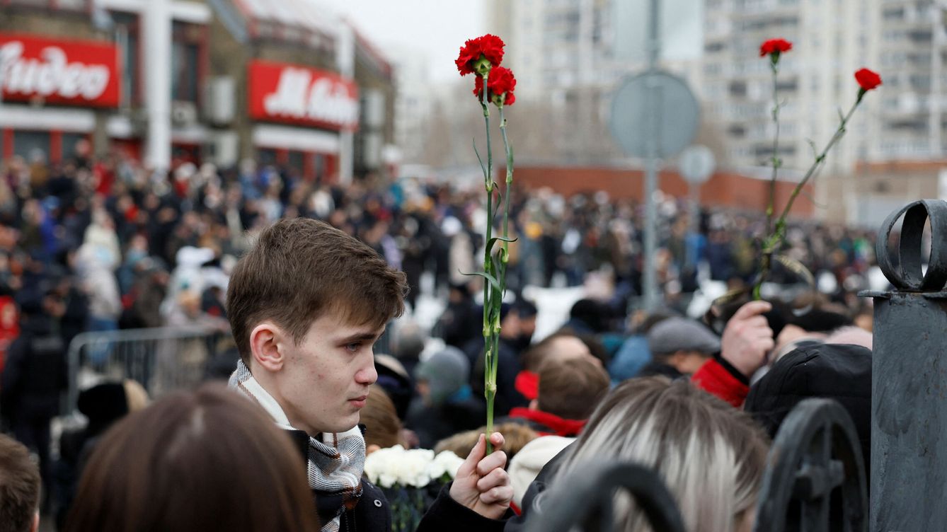 Foto: Una multitud se reúne frente a la iglesia donde ha tenido lugar el funeral de Alekséi Navalni. REUTERS