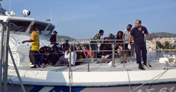 Foto: Foto de archivo de una embarcación de la Guarda Costera Helénica que transportaba a varios refugiados llega al puerto de Mitilene (Grecia). (EFE)
