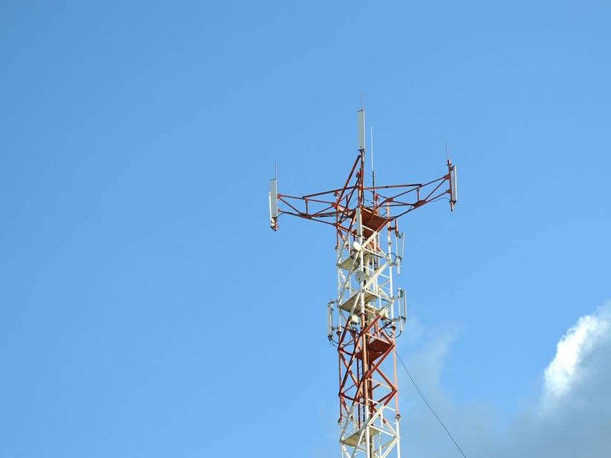 Foto: Detalle de la parte superior de una antena de telefonía. 