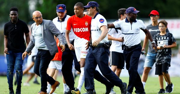Foto: Mbappé, protegido tras un partido de pretemporada del Mónaco. (Reuters)