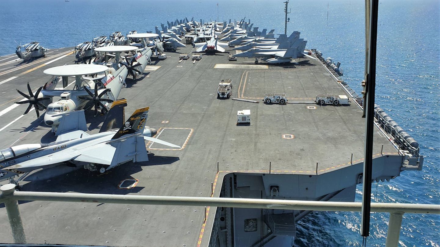La proa del portaaviones vista desde el puente de mando (J.F)