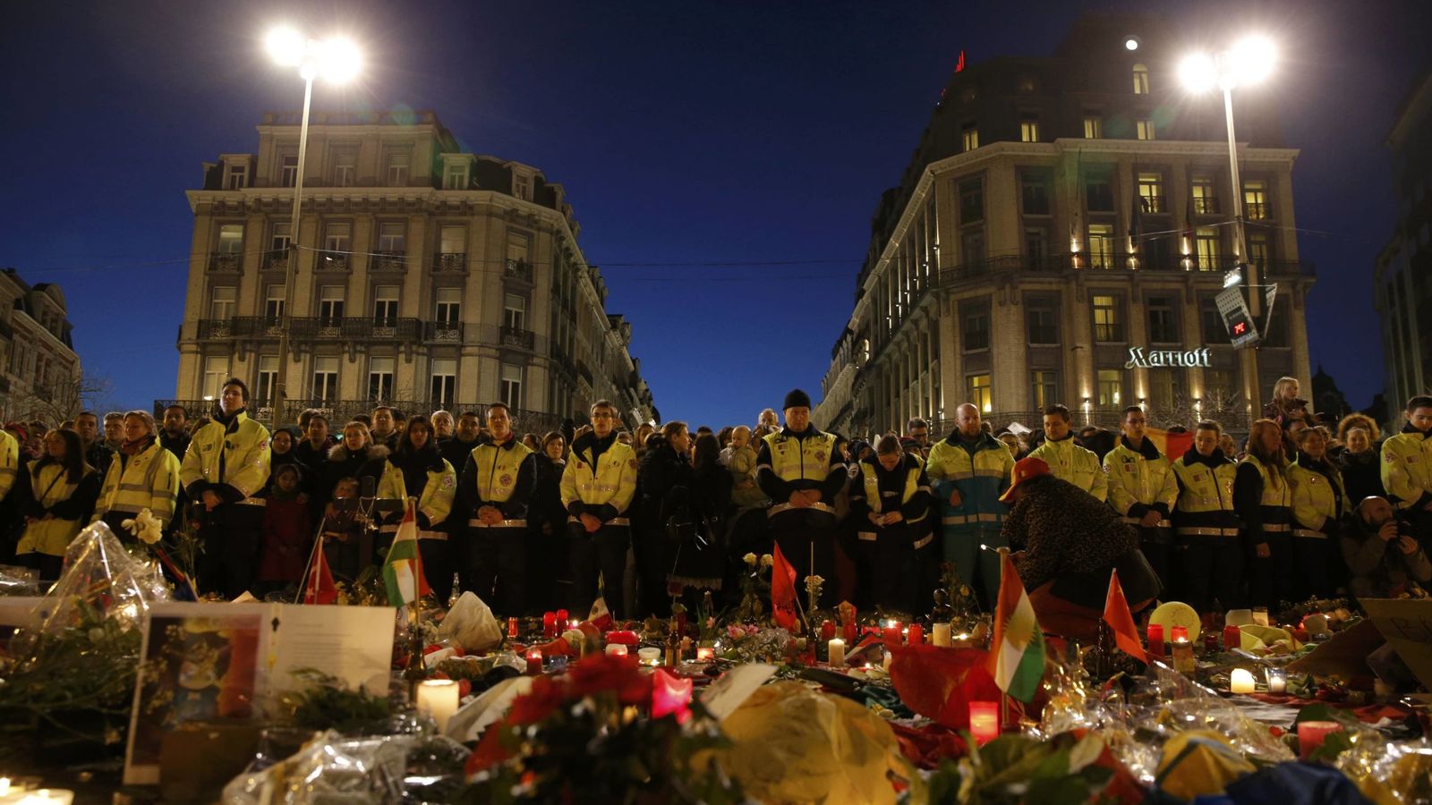 Foto: Flores y velas en recuerdo de las víctimas de los atentados. (Reuters)