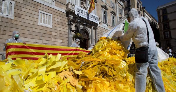 Foto: Protesta por los lazos amarillos frente a la Generalitat. (EFE)