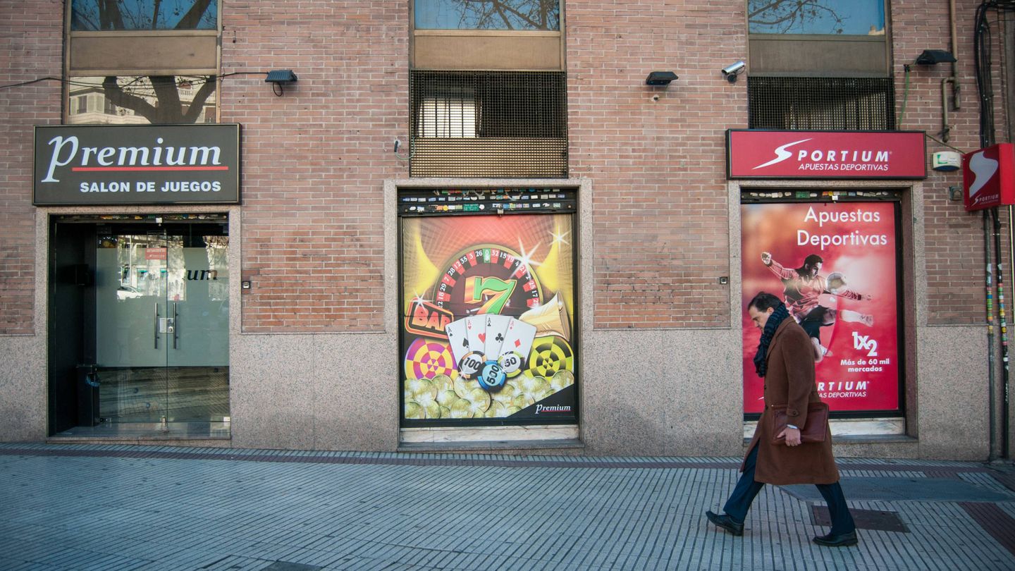 Entrada a un salón de apuestas en Madrid. (Carmen Castellón)