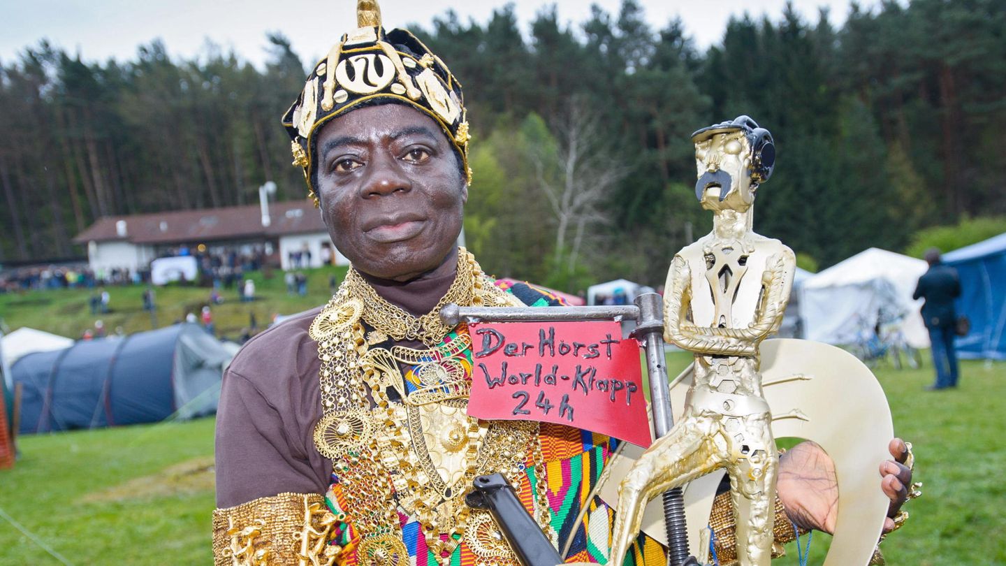 Céphas Bansah, rey de la tribu Gbi de Hohoe de Ghana, en Alemania. (EFE/Oliver Dietze)