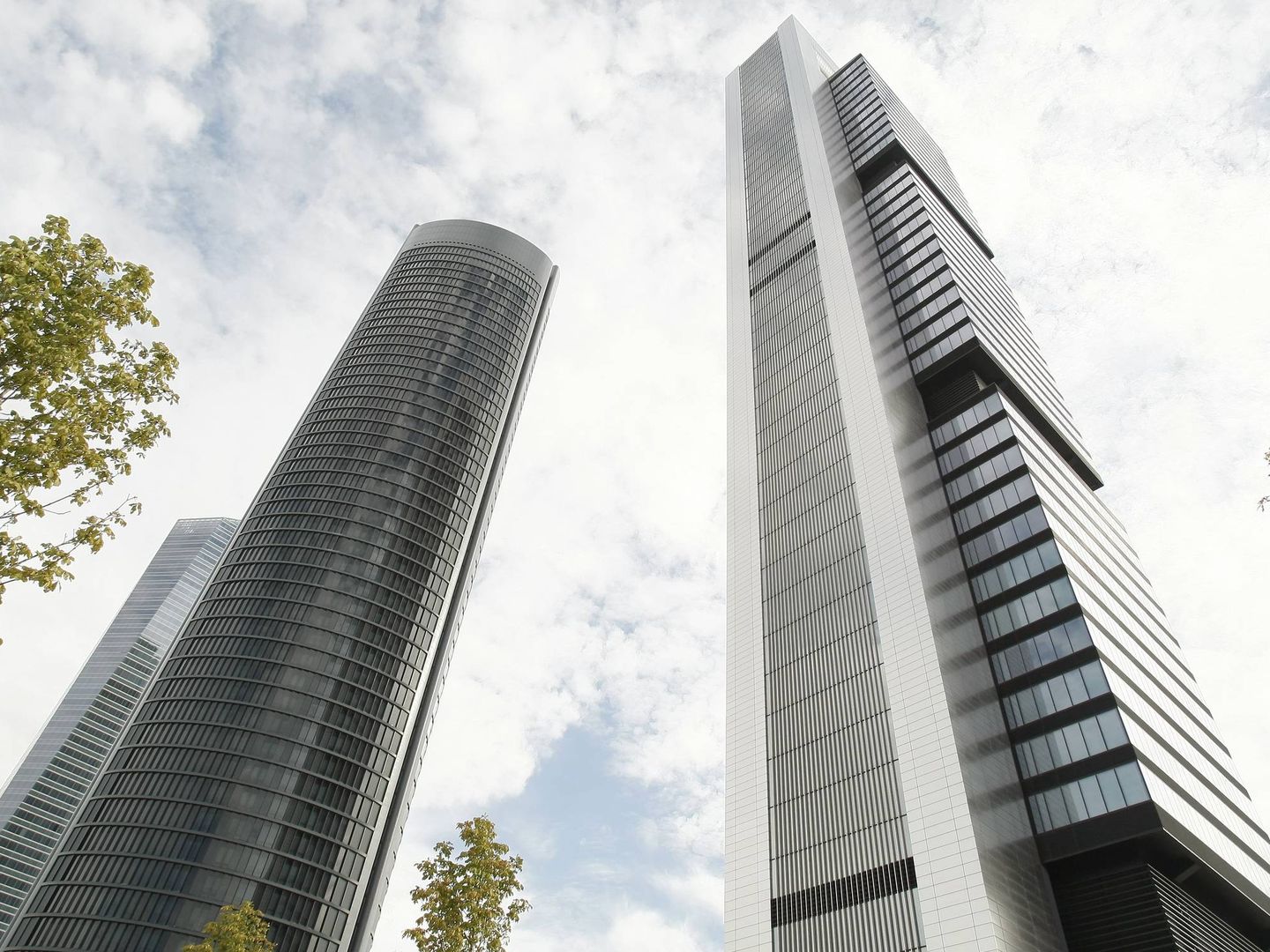 Imagen de tres de las cuatro torres de rascacielos al norte de Madrid. (EFE)