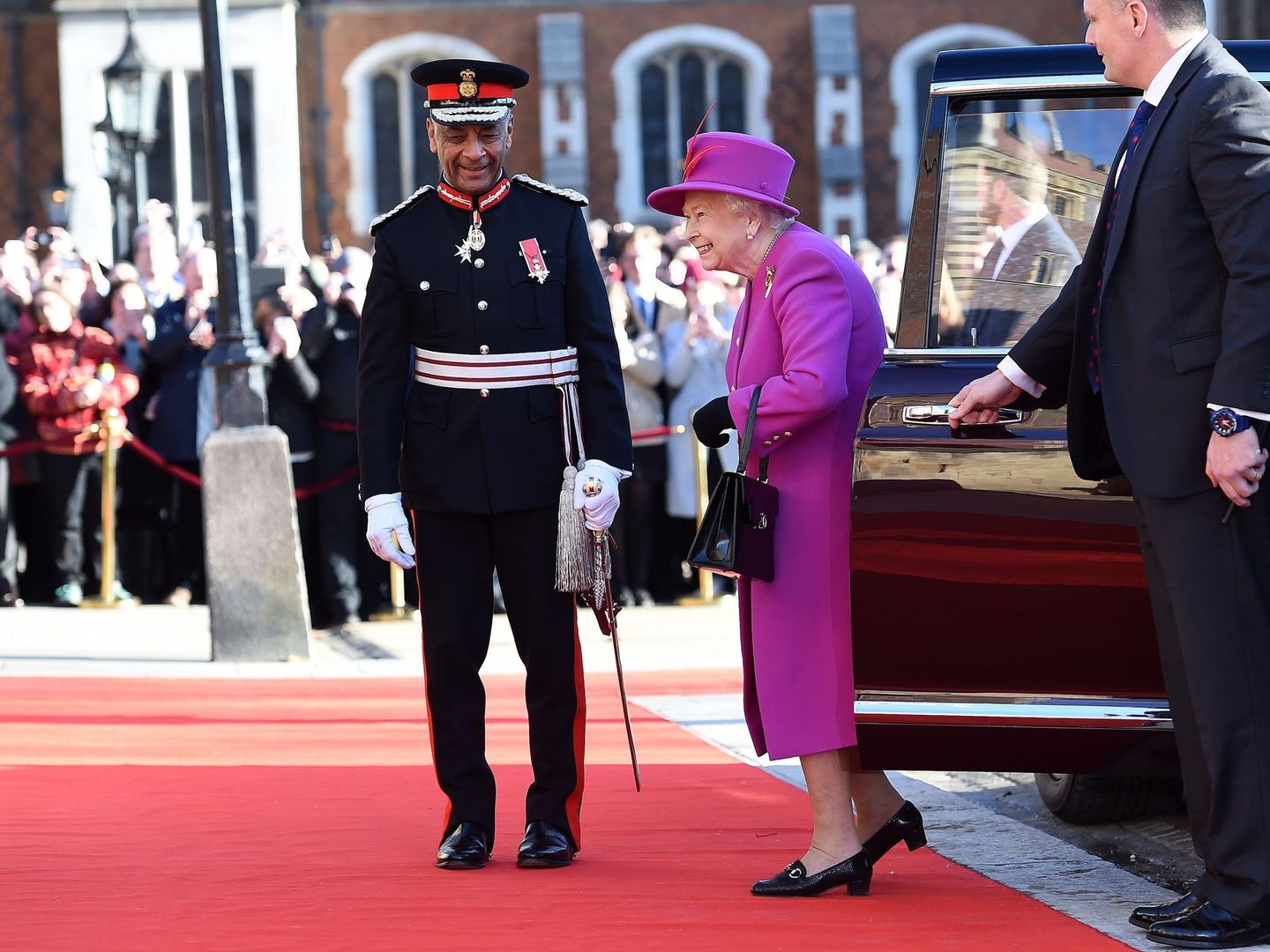 La reina Isabel II de Inglaterra visita la asociación de abogados Honourable Society of Lincoln's Inn en Londres. (EFE)