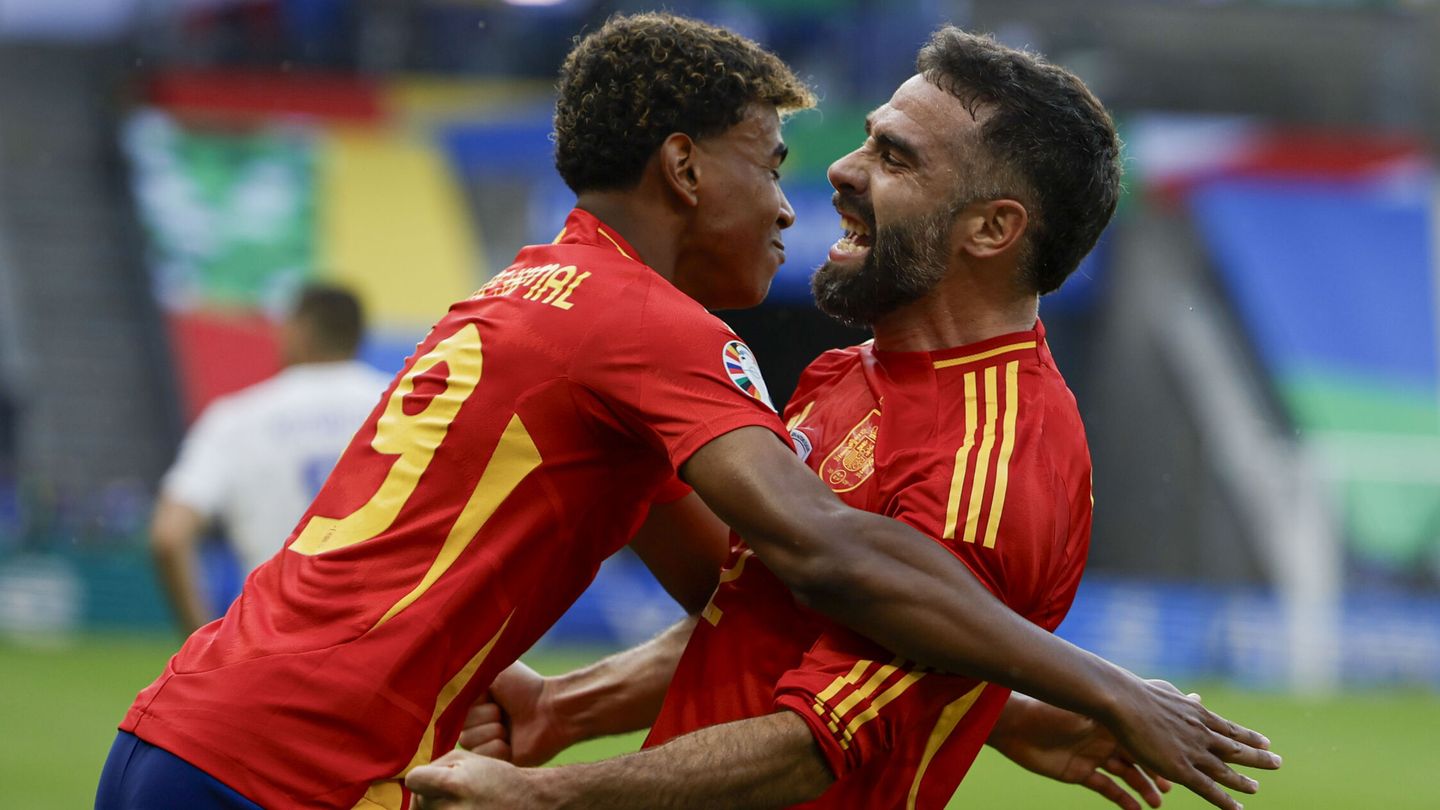 Lamine Yamal y Dani Carvajal celebran un gol durante la Eurocopa. (EFE/Alberto Estévez) 