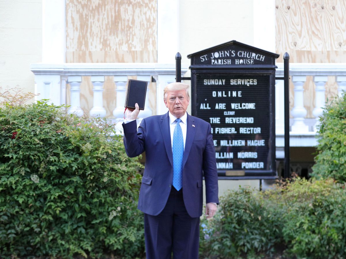 Foto: El presidente Trump, con una Biblia, ante la iglesia de St. John, frente a la Casa Blanca. (Reuters) 