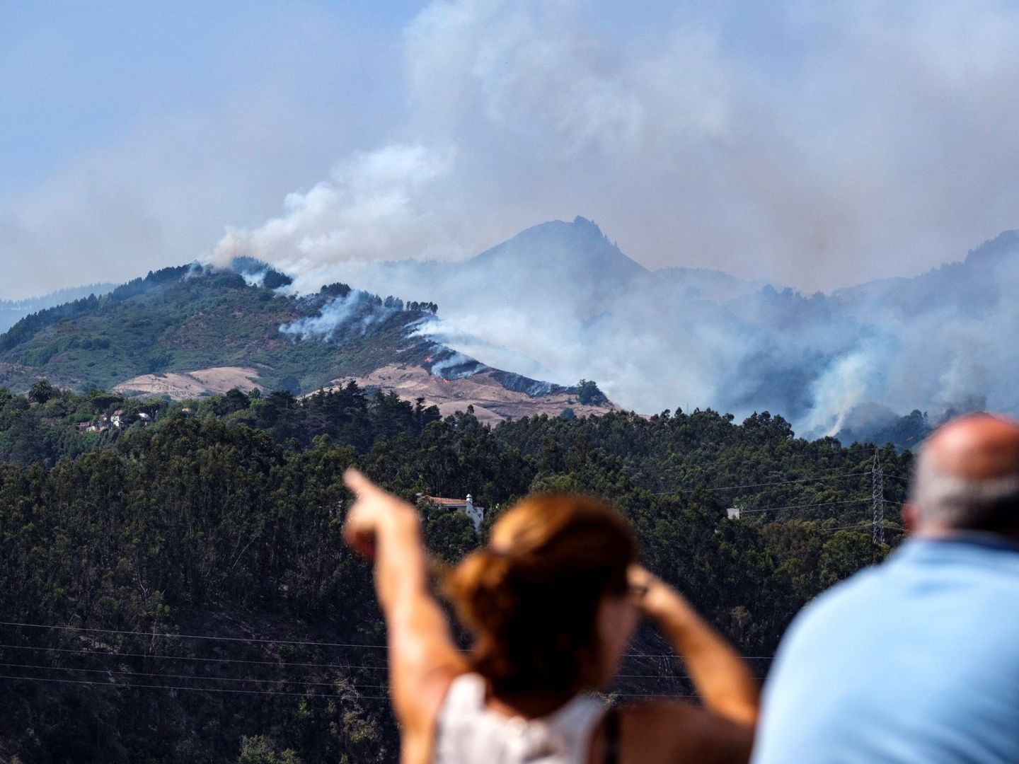El humo procedente del incendio en la cumbre de Gran Canaria, desde el casco del municipio de Moya. (EFE)
